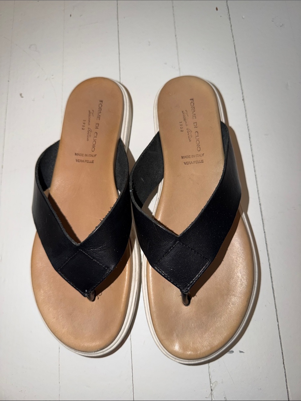 Black Leather Crossover Thong Sandals - Women Forme Di Cuoio